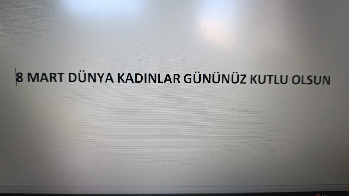 KULP KAYMAKAMIMIZ Sn BURAK AKELLER  TARAFINDAN 8 MART DÜNYA KADINLAR GÜNÜ KUTLAMARI VESİLESİYLE OKULUMUZA GÖNDERİLEN KARANFİLLER OKUL MÜDÜRÜMÜZ İHSAN BAKAY TARAFINDAN KADIN ÖĞRETMENLERİMİZE TAKDİM EDİLDİ.